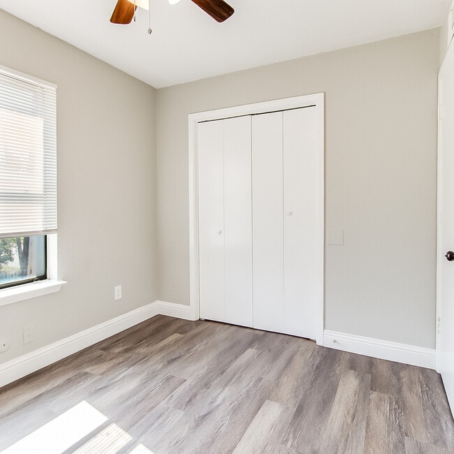 Building Photo - 406 Noble Ave