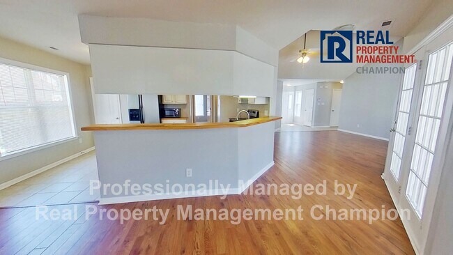 Building Photo - Charming home with open floor plan, vaulted ceilings and spacious backyard