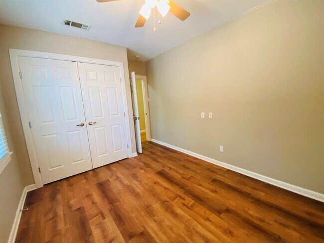Building Photo - 521 E Live Oak St