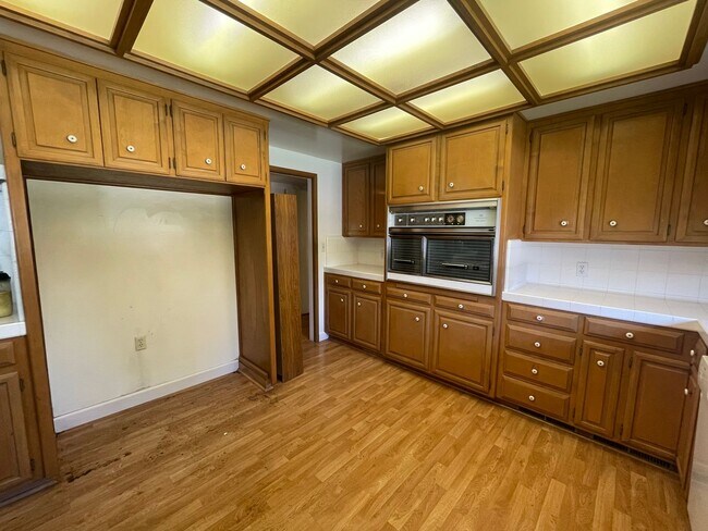 Building Photo - Custom home located next to Oakdale Country Club!