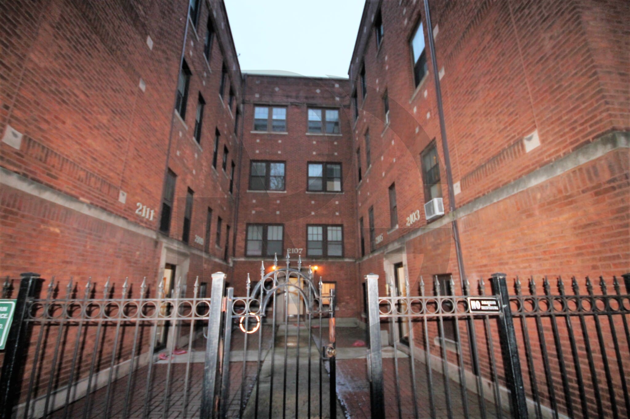 Building Photo - 354 W Dickens Ave