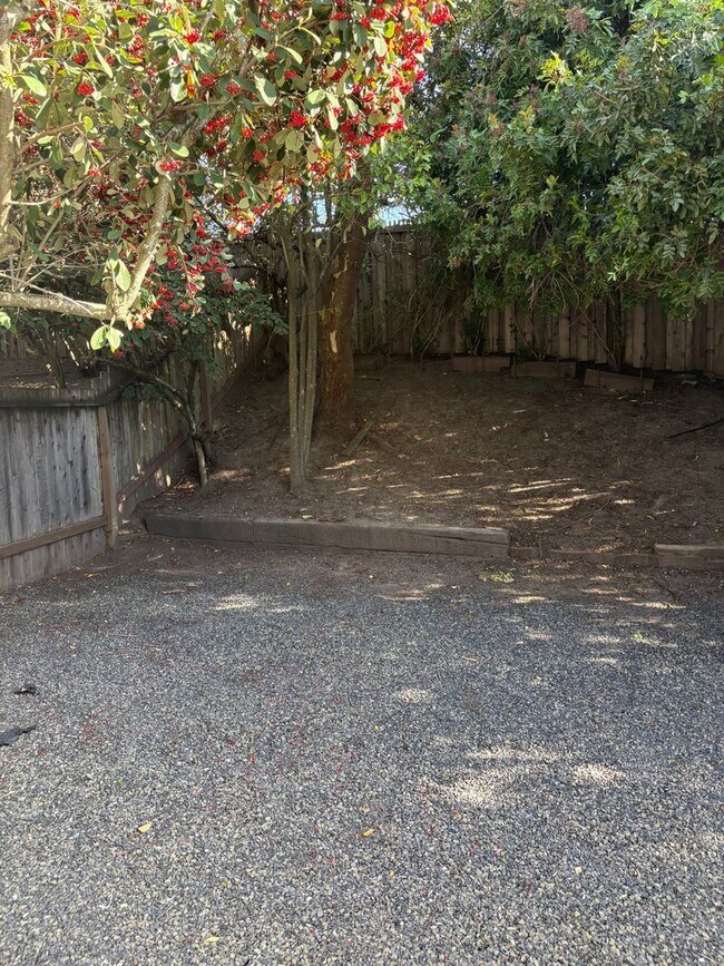 Building Photo - Great West Petaluma 2/1.5 Home - 422B Upham Street