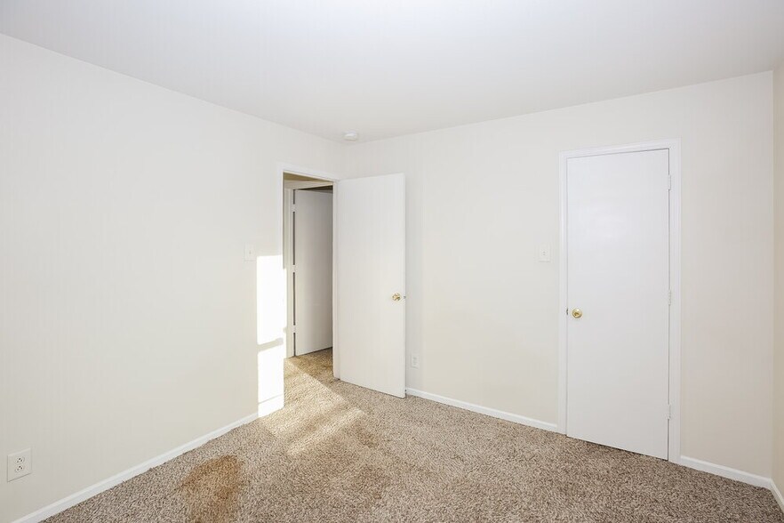 Building Photo - 7322 Fox Point Dr
