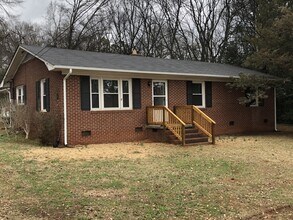 Building Photo - MOVE-IN READY!