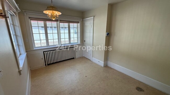 Building Photo - Unique Large 3BD I 2BA Home - Near Gabriel Park!