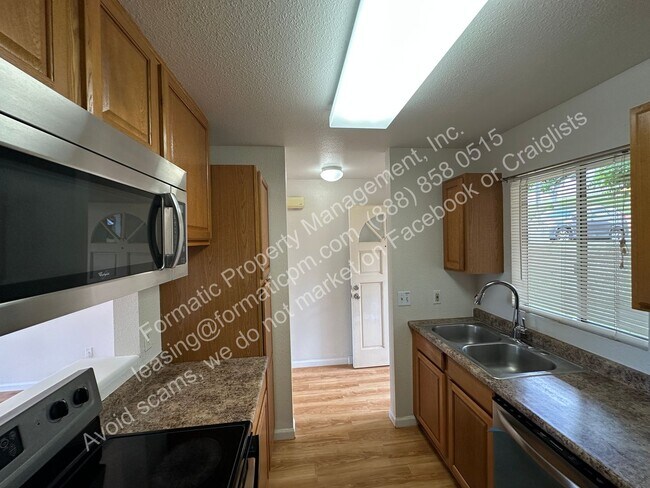 Building Photo - Charming Pet Friendly 2-Bedroom Home with ...