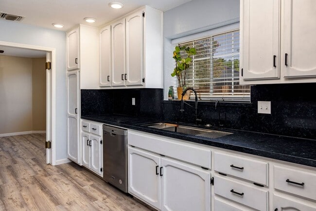 Building Photo - NORTHWEST SOLAR HOME - AVAILABLE NOW!!