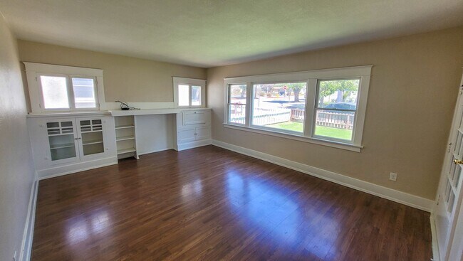 Building Photo - Vacancy at Whittier Duplex!