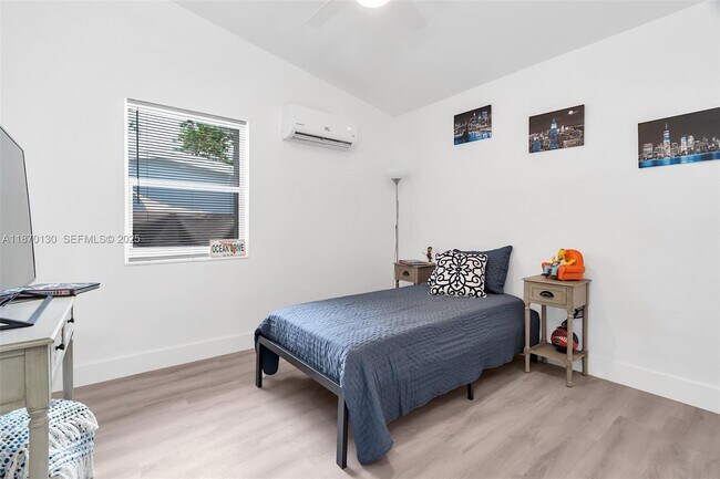 Building Photo - 658 SW 1st Ct