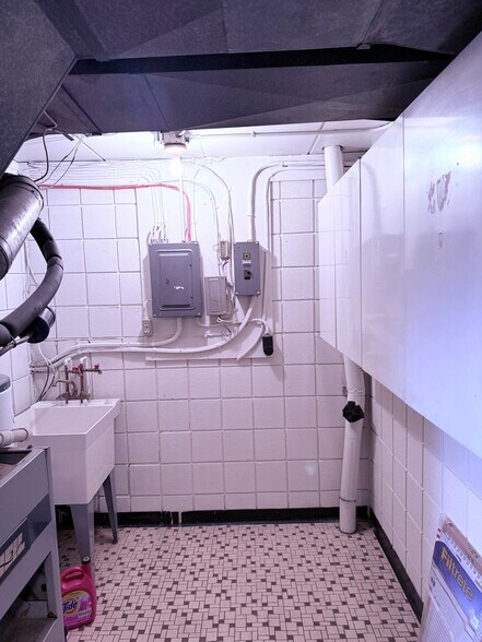 Building Photo - 437 College Ave