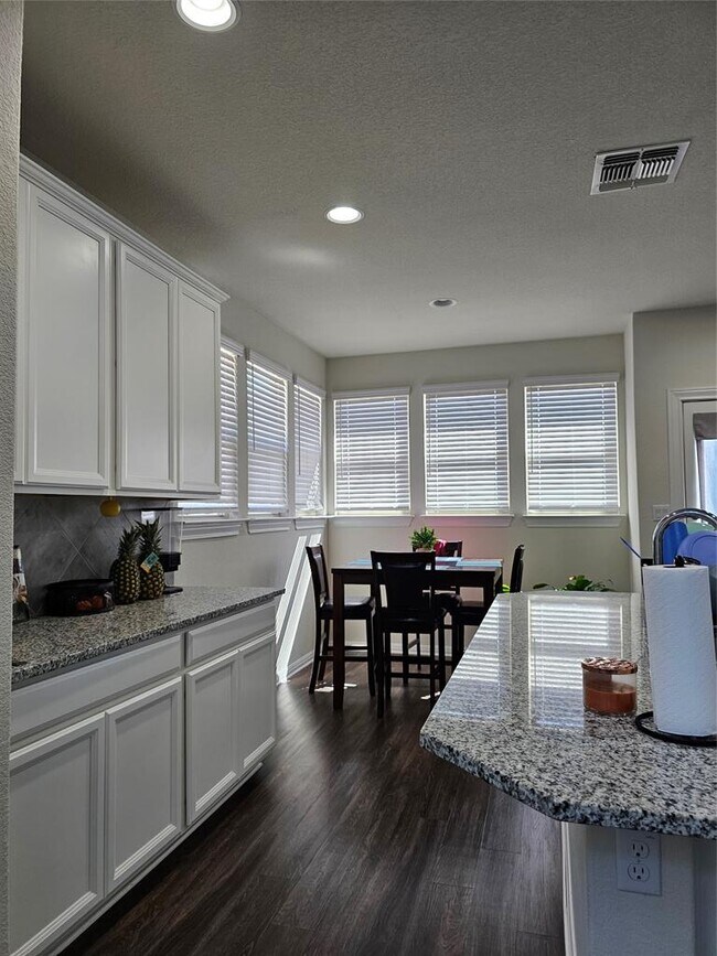 Building Photo - 15915 Cessida St