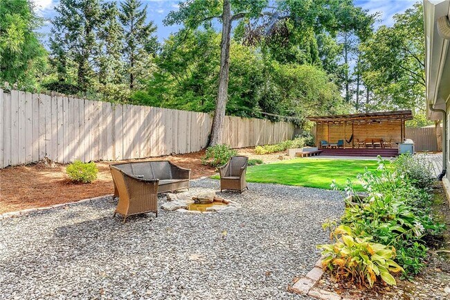 Building Photo - 235 Hillside Dr NW