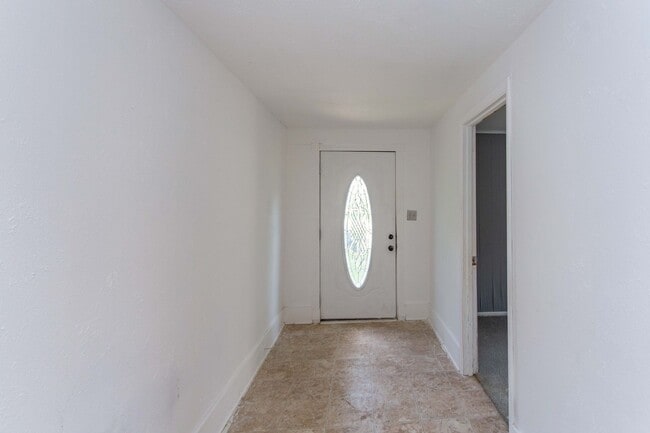 Building Photo - 4 Bedroom Home!!