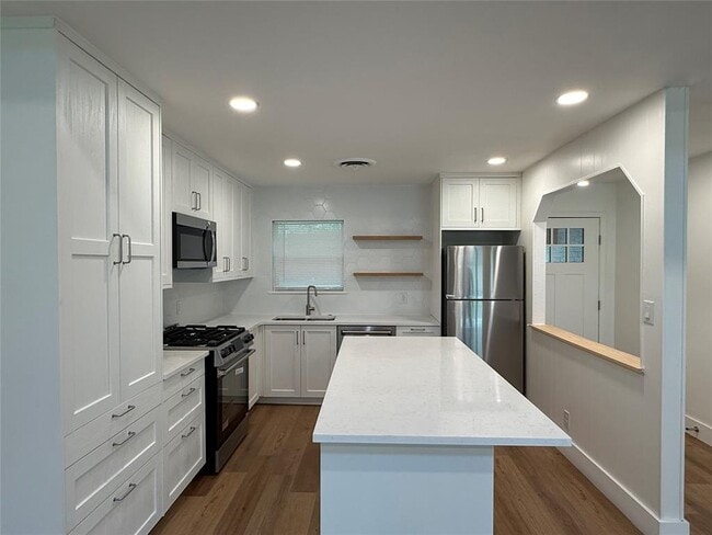 Building Photo - 6712 Bryn Mawr Dr