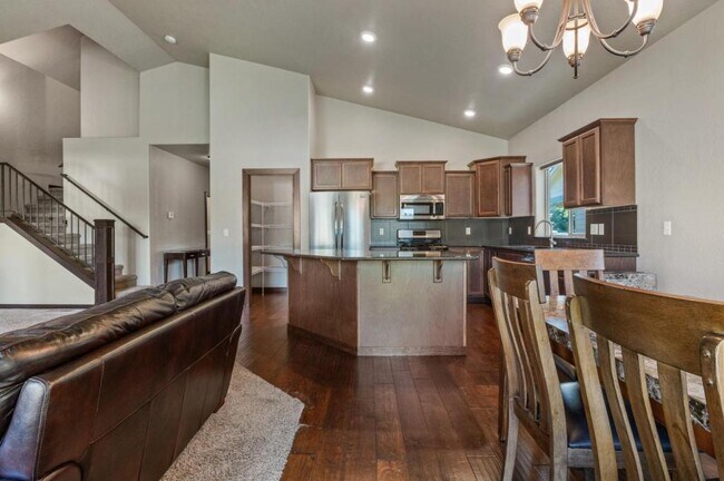 Building Photo - 6683 N Madellaine Dr