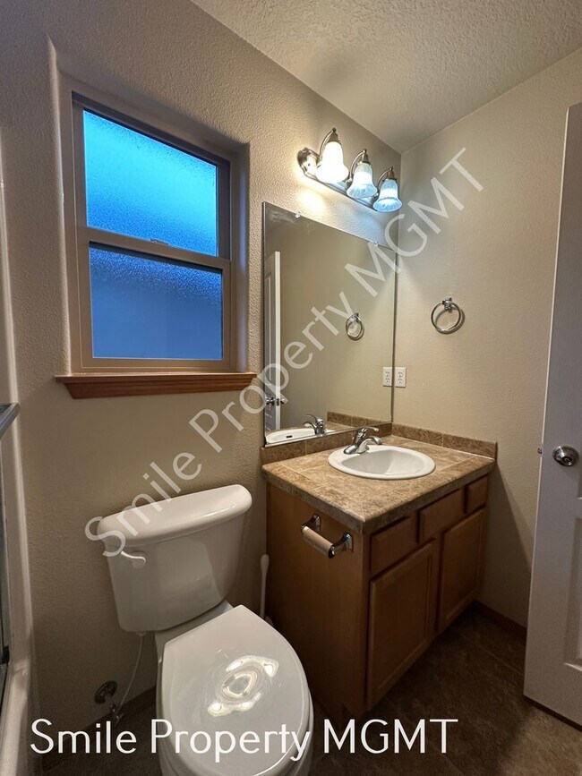 Building Photo - Lovely house with 4 bedrooms and 2.5 bathroom.