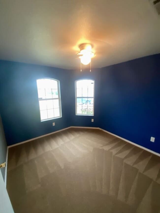 Building Photo - AVAILABLE NOW!