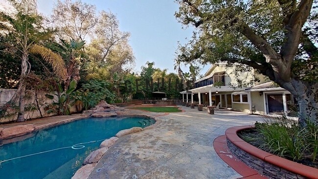 Building Photo - Large 4 Bedroom House with Pebble Bottom Pool - Backyard Oasis!