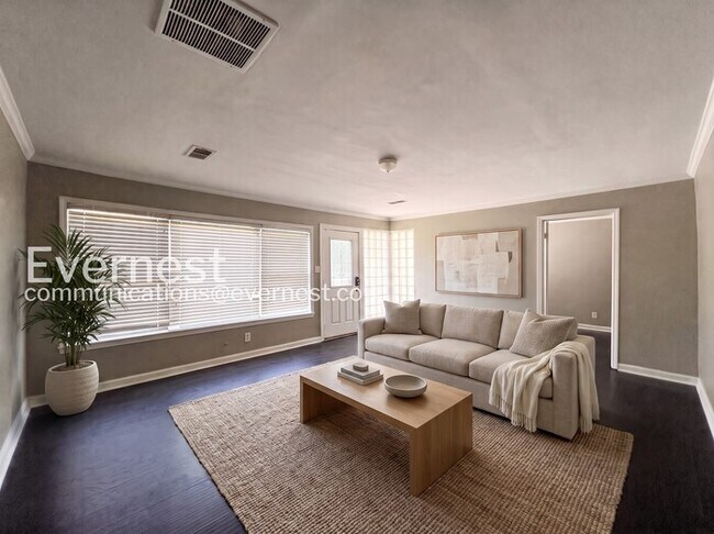 Building Photo - 5 Bed/4 Bath Home with Fenced Yard / Available Now!