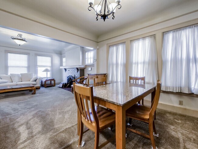 Building Photo - Welcome to this beautiful 2 bedroom, 2 bat...