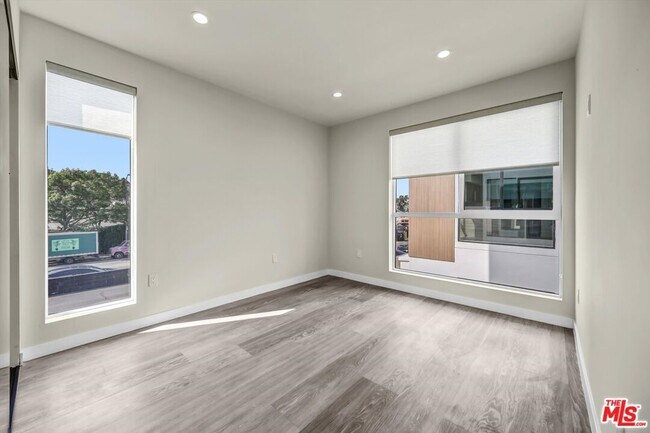 Building Photo - 1305 N Sycamore Ave