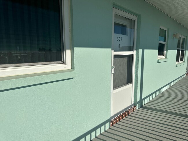 Building Photo - 1819 Shore Dr S