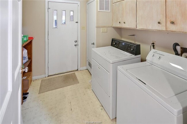 Building Photo - 305 W Brookside Dr