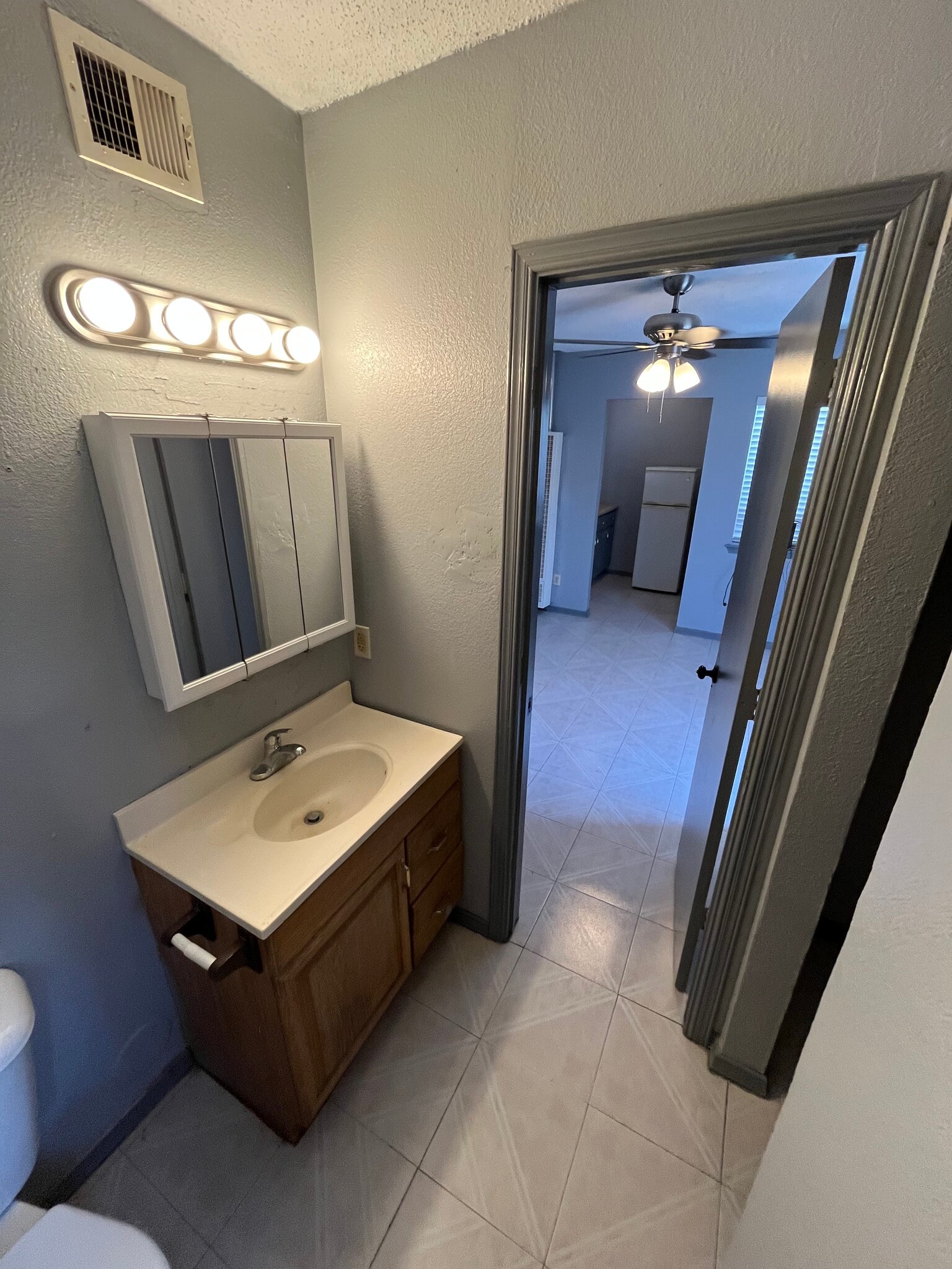 Building Photo - 609 Barcelona Dr