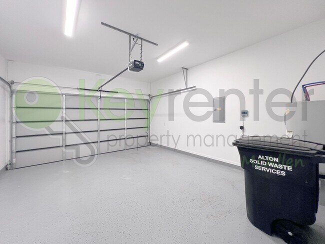 Building Photo - Stunning - 3 b/2.5 bath Home - Don't Miss Out!