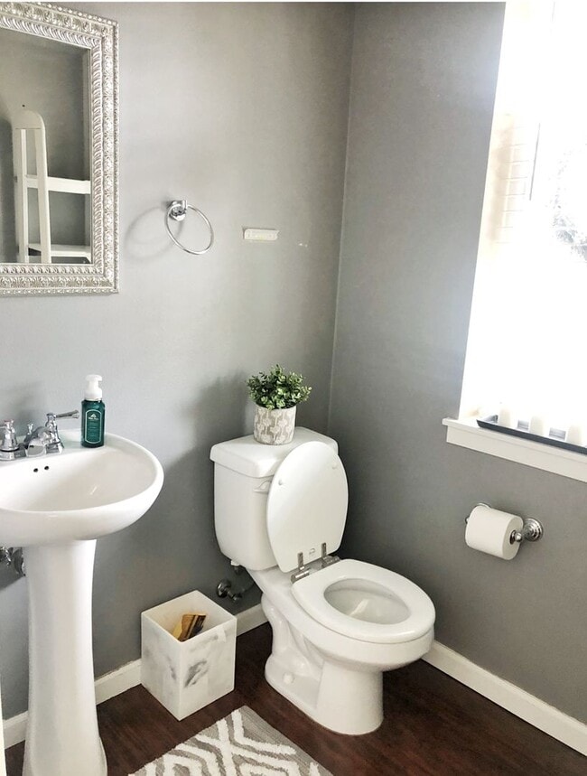 Building Photo - Gorgeous 4 bed plus den