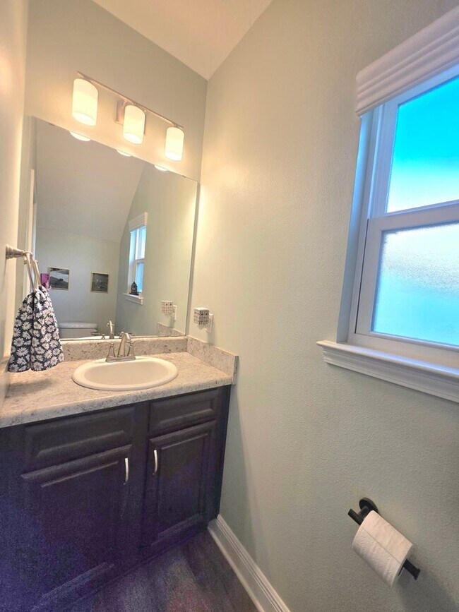 Building Photo - Splendid 3 Bed/2.5 Bath Home