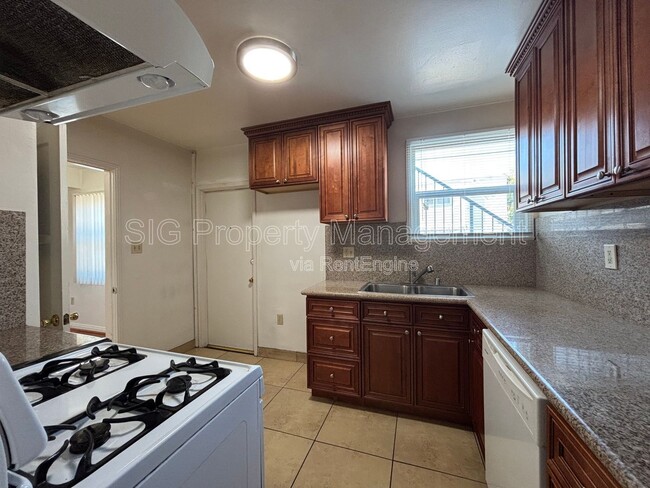 Building Photo - 629 W Glenoaks Blvd