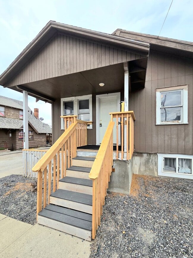 Building Photo - 401 Methow St