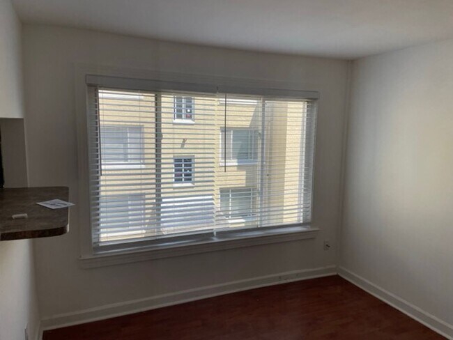 Building Photo - 2bd/1ba garden apartment; 706 sq.ft. $1300 plus util