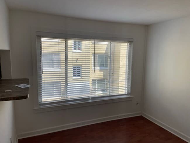 Building Photo - 2bd/1ba garden apartment; 706 sq.ft. $1800 plus util