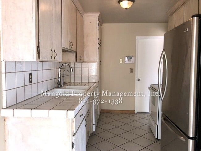 Building Photo - Charming 2-Bed 1-Bath Home with Vaulted Ce...