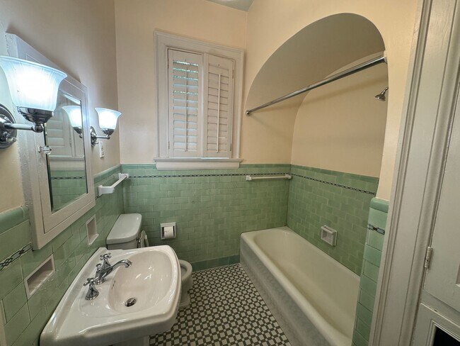 Building Photo - Meticulously and Beautifully Cared for Old...