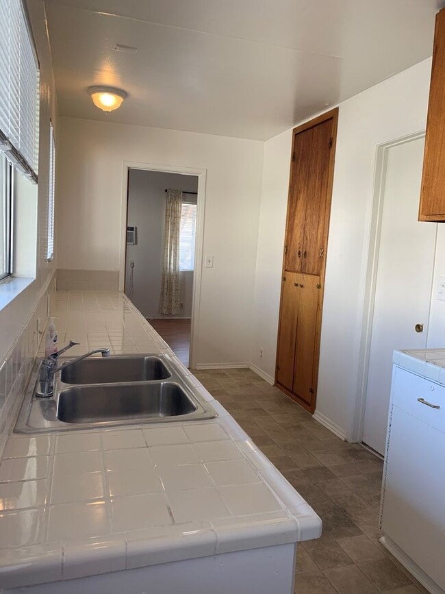 Building Photo - Large Studio in Glendale