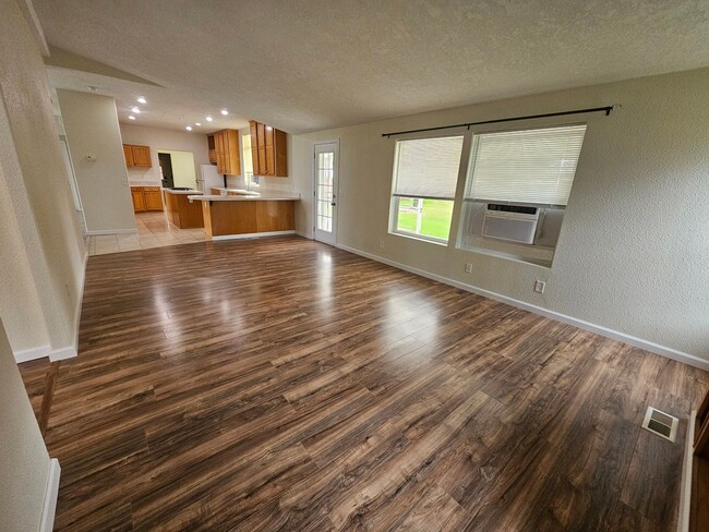 Building Photo - Spacious Home on 5 Acres For Rent!