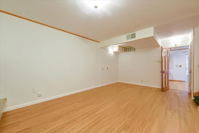 Building Photo - Fantastic 2-Bed, 2-Bath Townhouse with Pri...