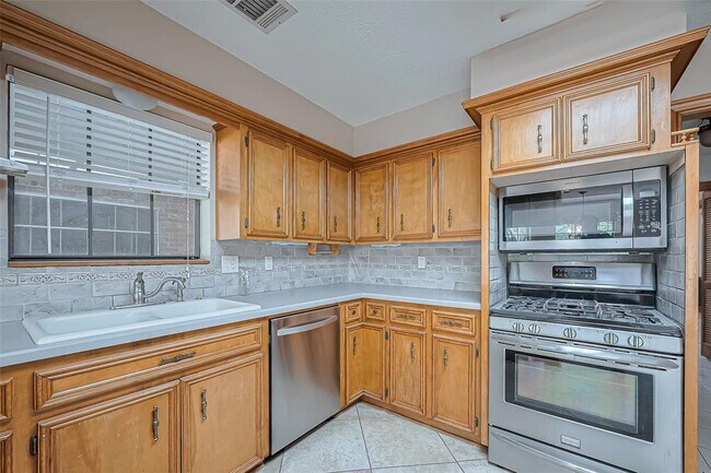 Building Photo - 18307 Champion Forest Dr