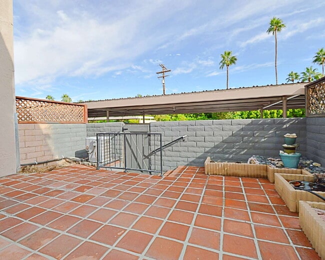 Building Photo - "Discover Your Oasis: Spacious 3-Bed Condo with Granite Touches in Palm Springs!"