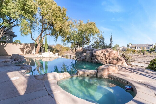Building Photo - Queensridge Beauty - 5 bedroom on a 1/4+ acre lot