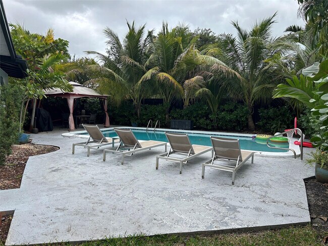 Building Photo - 720 NE 17th Ct