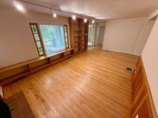 Building Photo - 325 Highland Rd