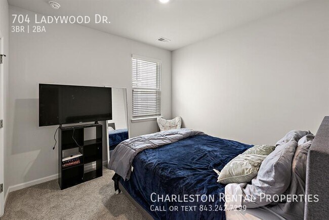 Building Photo - 704 Ladywood Dr