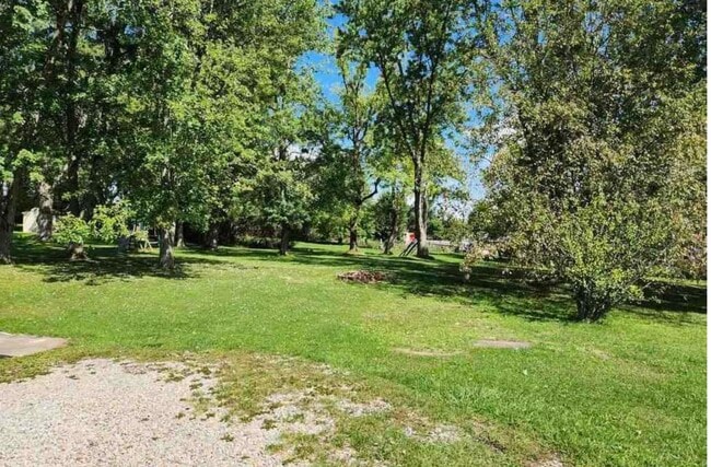 Spacious backyard + fireplace - 21 Cree Dr