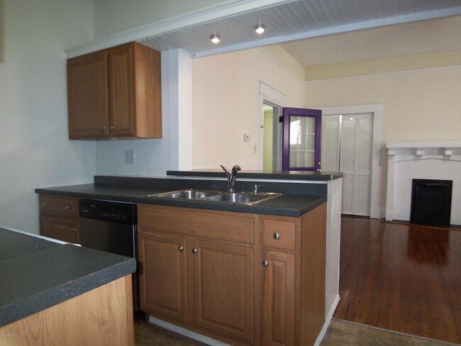 Building Photo - 705 E 5th St