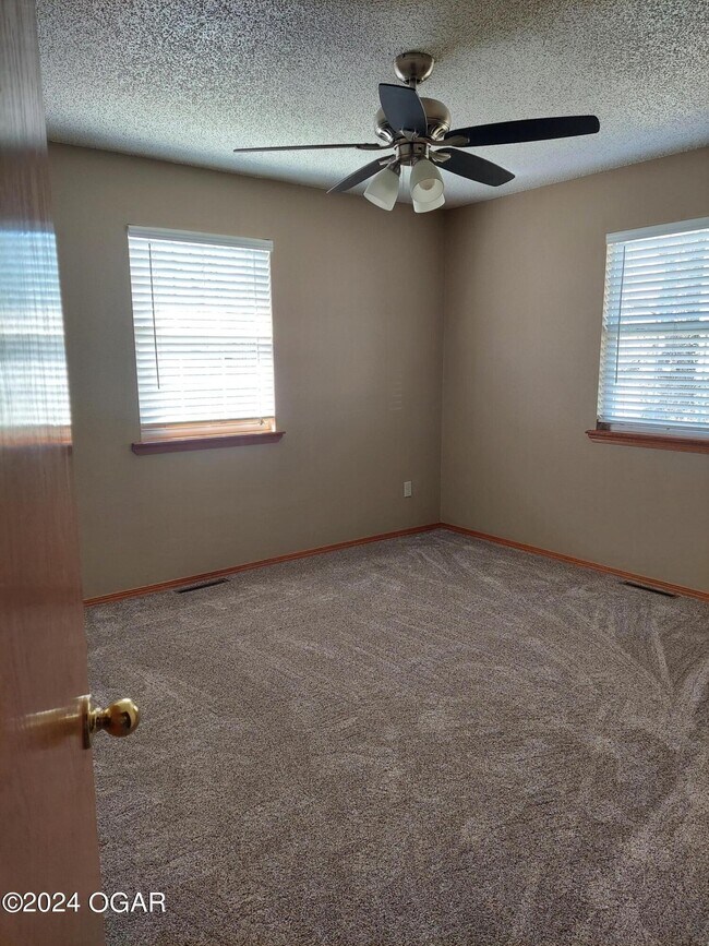 Building Photo - 1712 Blue Jay Dr