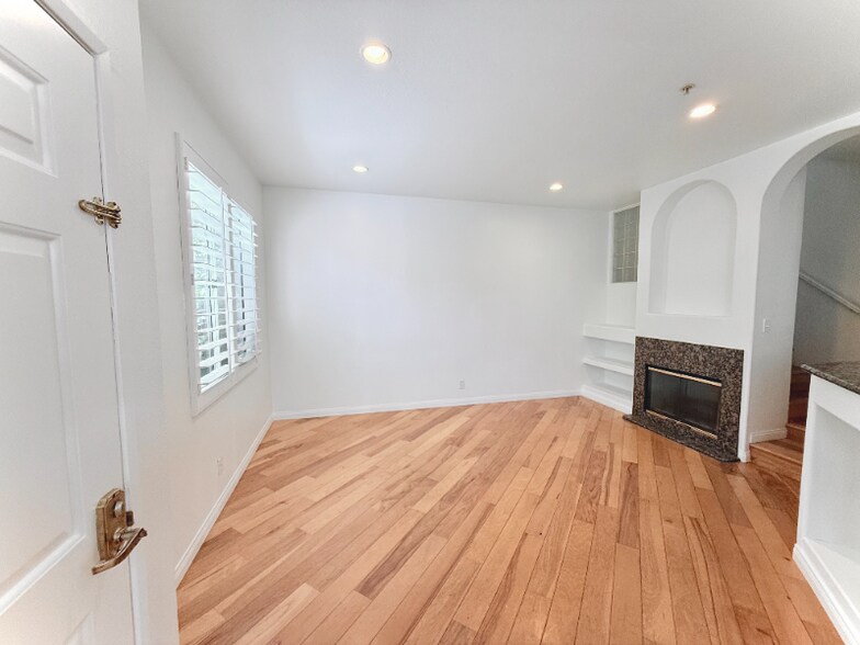 Building Photo - 109 Santa Barbara Ct